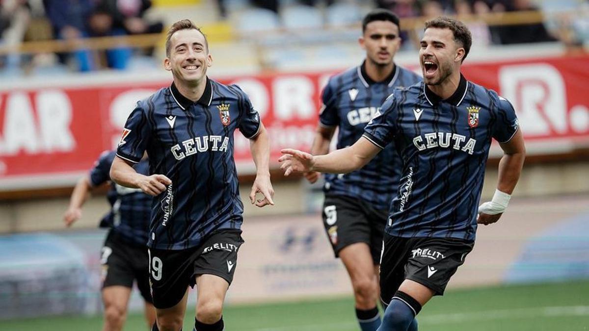 Los futbolistas del Ceuta celebran un gol en la presente temporada.