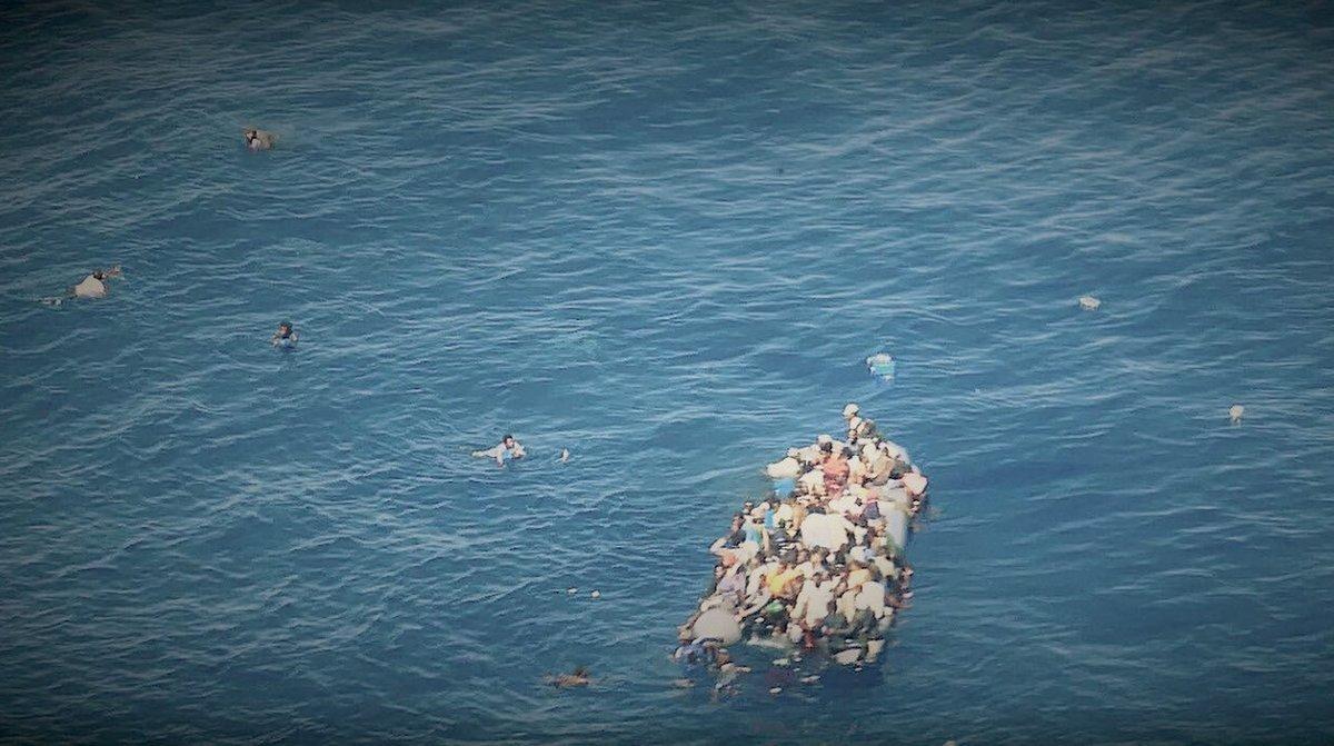 GRAF3992  ROMA  05 06 2019 - Fotografia facilitada por la ONG alemana Sea Watch del momento en el que varios inmigrantes caen al agua durante el naufragio de una patera en el Mediterraneo central  hoy  frente a las costas de la ciudad libia de Garabulli  EFE Sea Watch    SOLO USO EDITORIAL