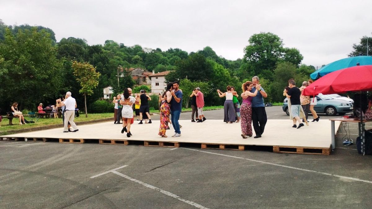 Varias parejas bailan tango en Benia (Onís).