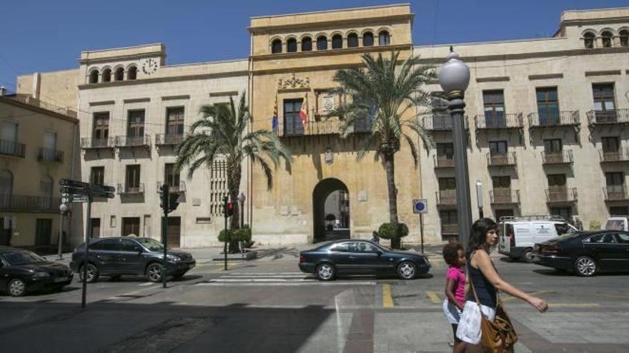 La fachada del Ayuntamiento de Elche.