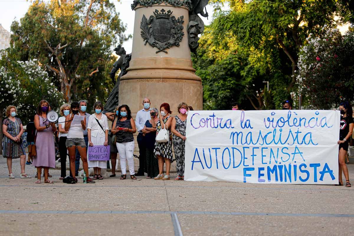 Un centenar de personas participan en Ibiza en un acto de protesta por la agresión sexual cometida en Formentera