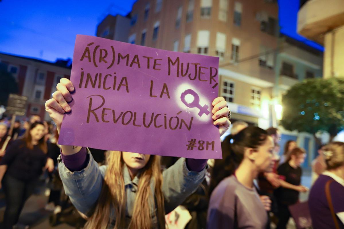 Uno de los mensajes de lucha durante una marcha por el 8M en Orihuela