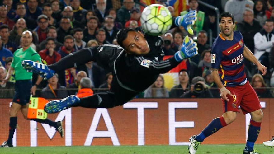 Luis Suárez dispara ante el meta Keylor Navas, en la disputa del último clásico de Liga, en el Camp Nou, en Liga.