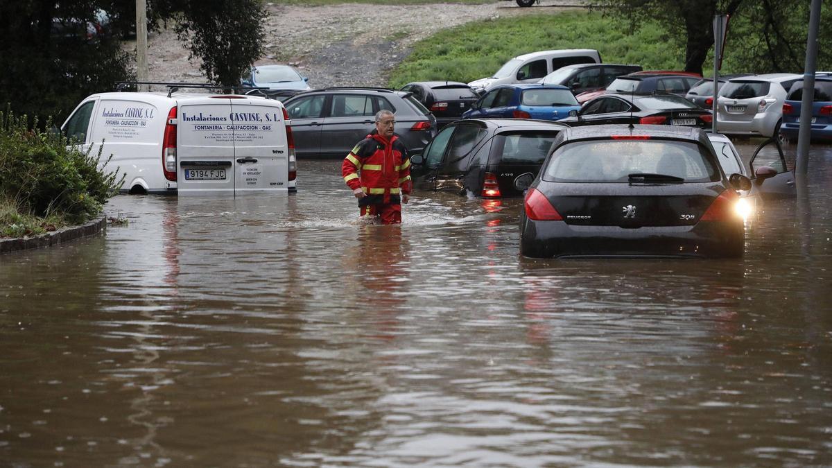 Las intensas lluvias en Santiago dejaron un aluvión de incidencias en la ciudad