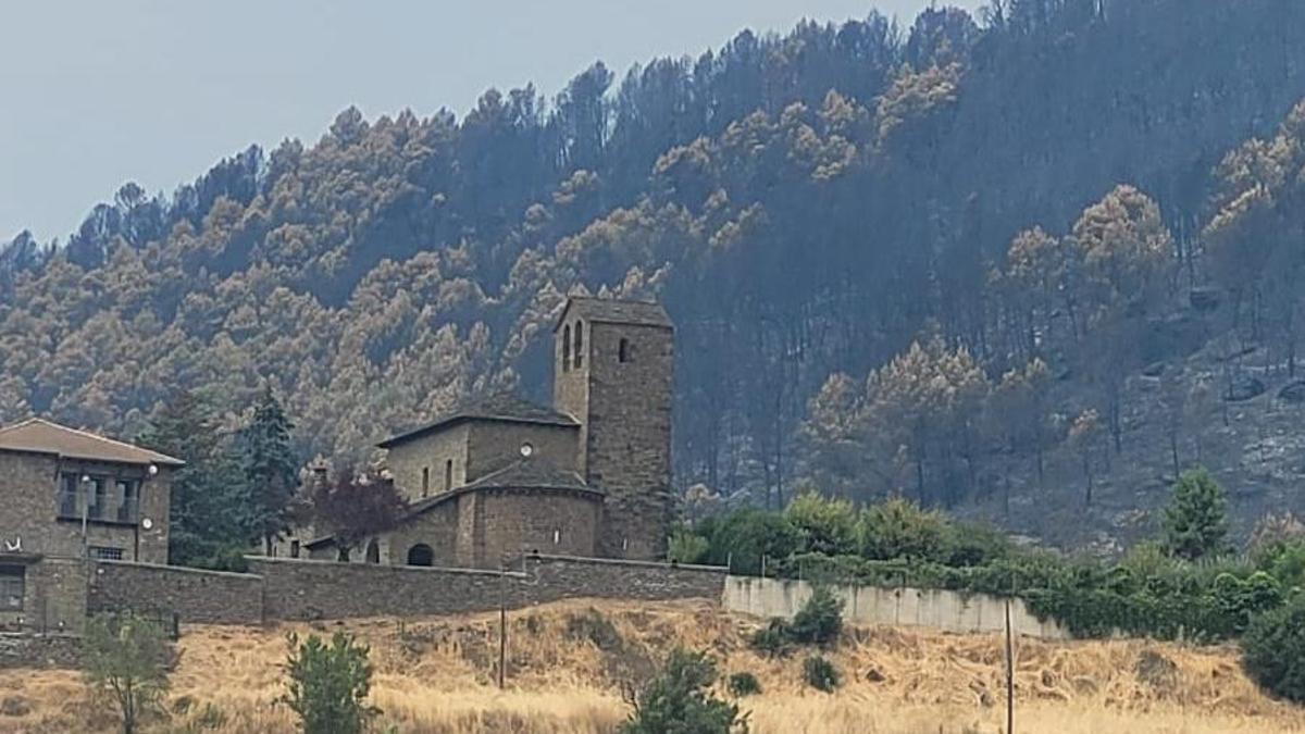Así se encuentra Santa María de La Peña tras lograr extinguir los focos que lo rodeaban