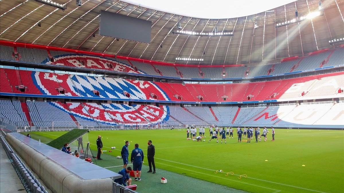 Los jugadores del Bayern se entrenan en su estadio.