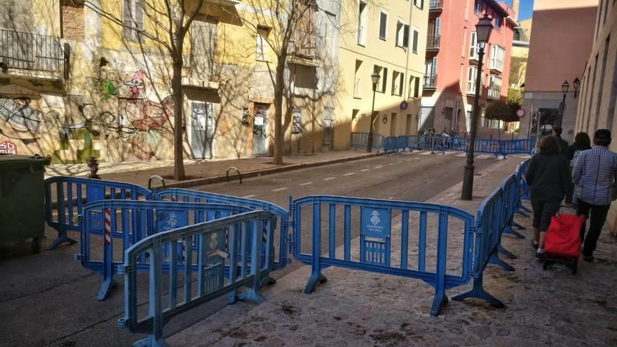 La calle está vallada y se ha dejado un acceso para los peatones.