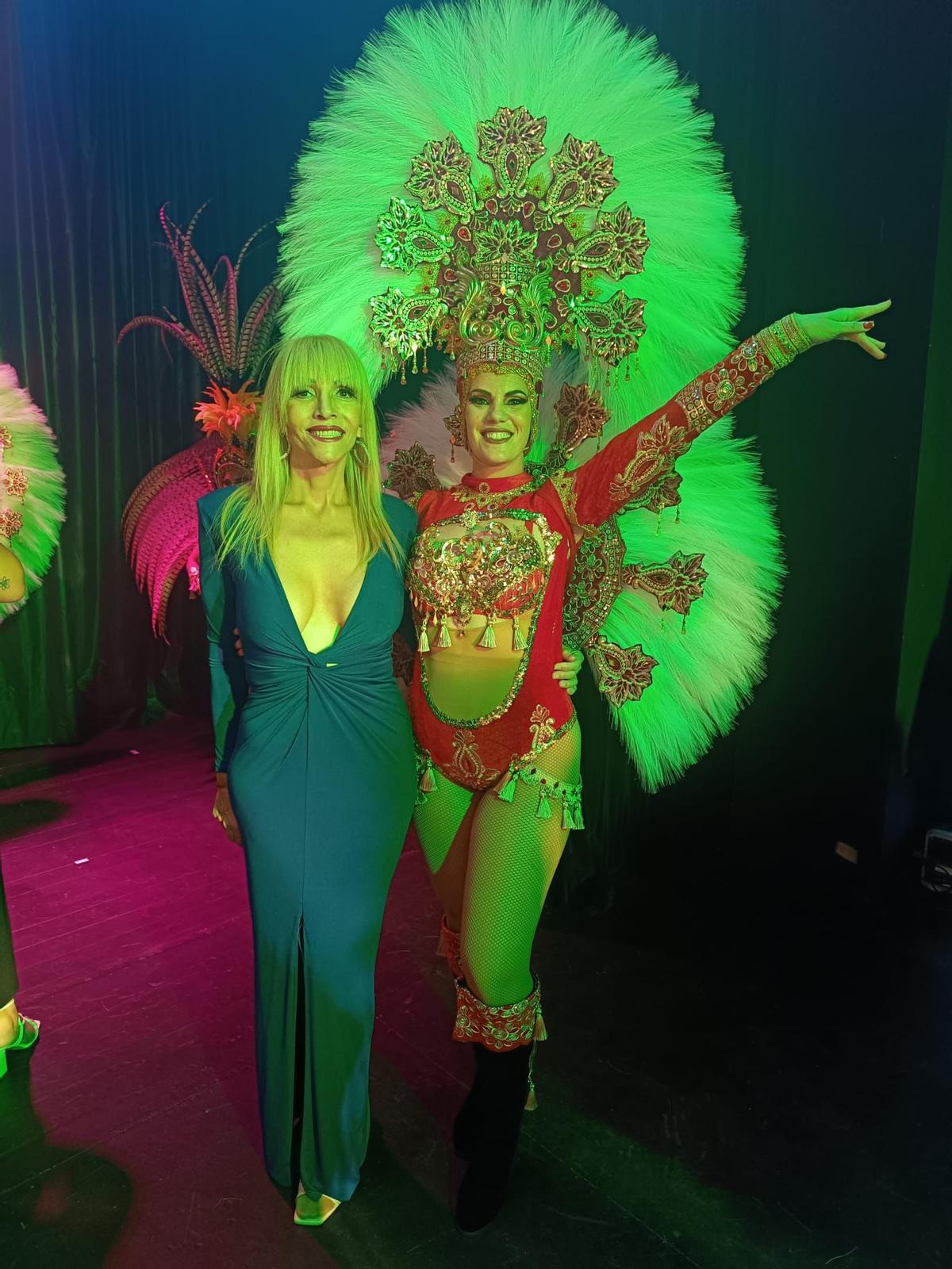Zara Díaz, a la izquierda, durante la presentación de la fantasía.
