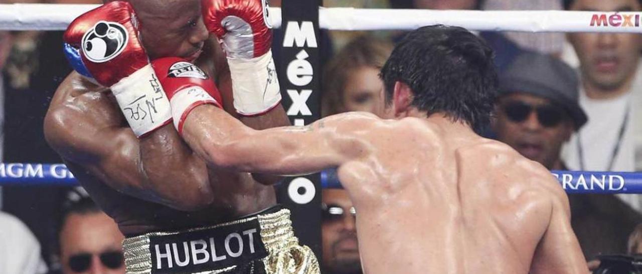 Mayweather y Pacquiao, encarados en el pesaje.