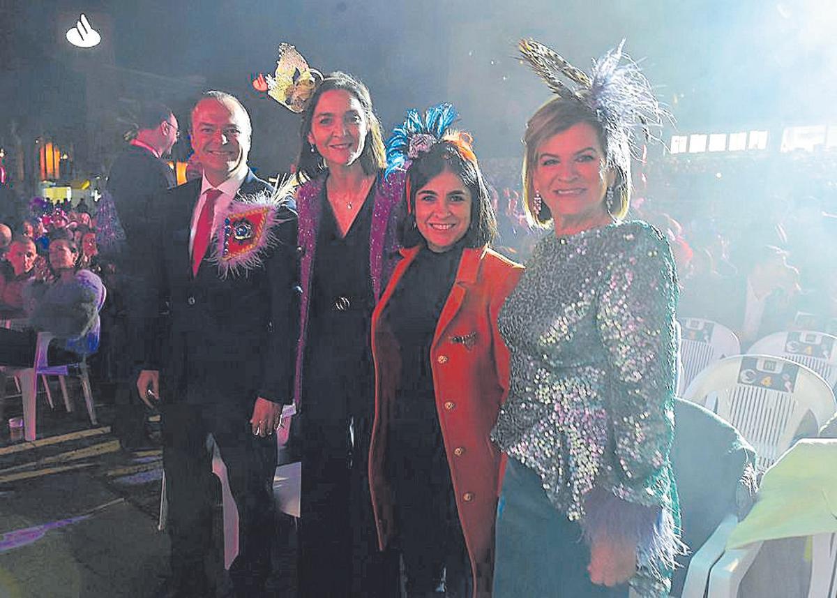 De izquierda a derecha, el alcalde de Las Palmas de Gran Canaria Augusto Hidalgo, la ministra de  Turismo Reyes Maroto, la ministra de Sanidad Carolina Darias y la concejala de Carnaval Inmaculada Medina.