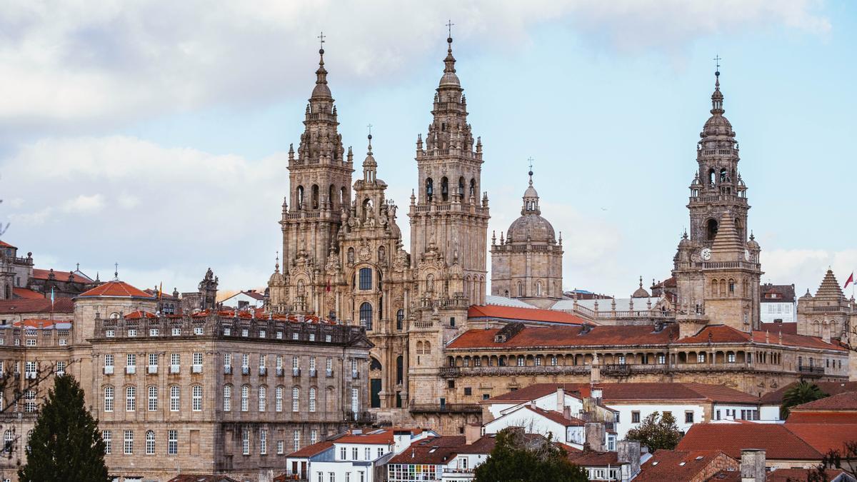 La fachada barroca del Obradoiro desde el Paseo da Ferradura