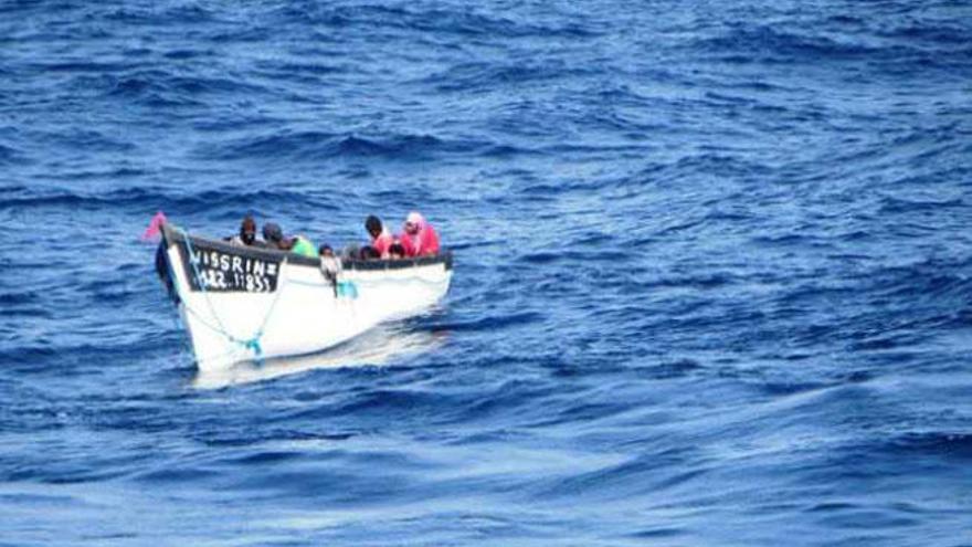 La llegada de inmigrantes por mar repunta a través de Canarias frente al descenso de saltos a vallas