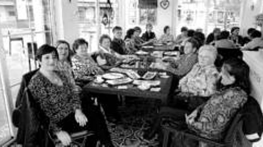 Las mujeres organizan un café solidario para Ataxia