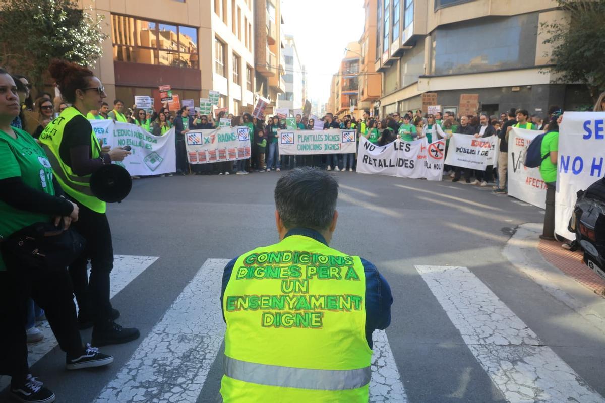 Los profesores se concentran en Alicante para reclamar mejoras en la educación pública