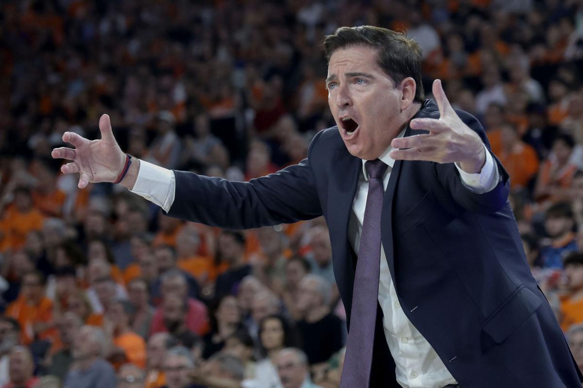 Xavi Pascual protesta airado una decisión arbitral.
