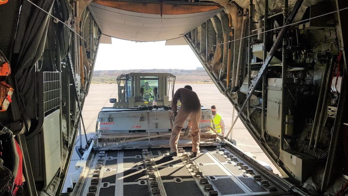 Carga de la ayuda humanitaria en la bodega del avión C 130-J del Ejército del Aire de Dinamarca.