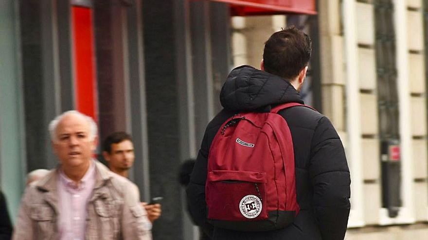 Un usuario de patinete por la zona peatonal de Los Cantones.  | // PARDELLAS