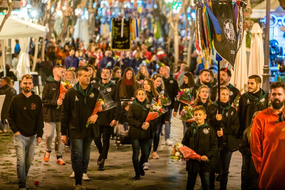 Los festeros de Benidorm homenajean a su patrona en la Ofrenda de Flores