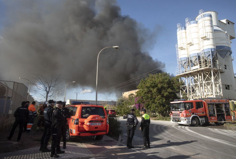 Así ha sido el tremendo incendio que ha arrasado una nave industrial en el Port de Sagunt