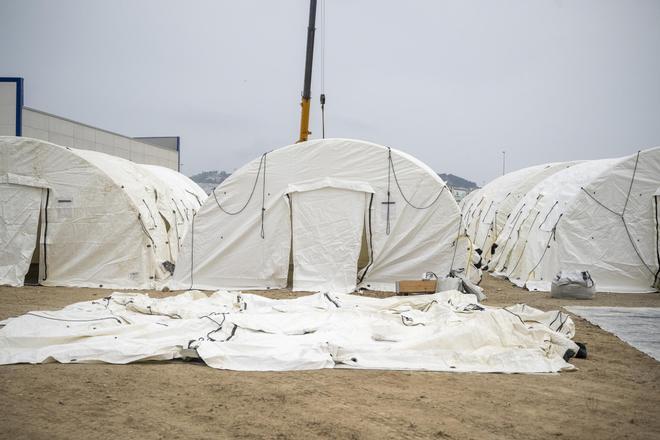 Torres dice que las carpas instaladas en el puerto de Ceuta son "temporales"
