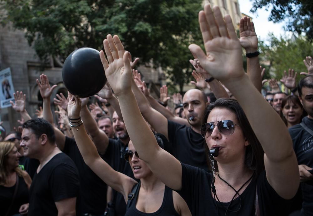 Un miler de mossos protesten davant la conselleria d'Interior