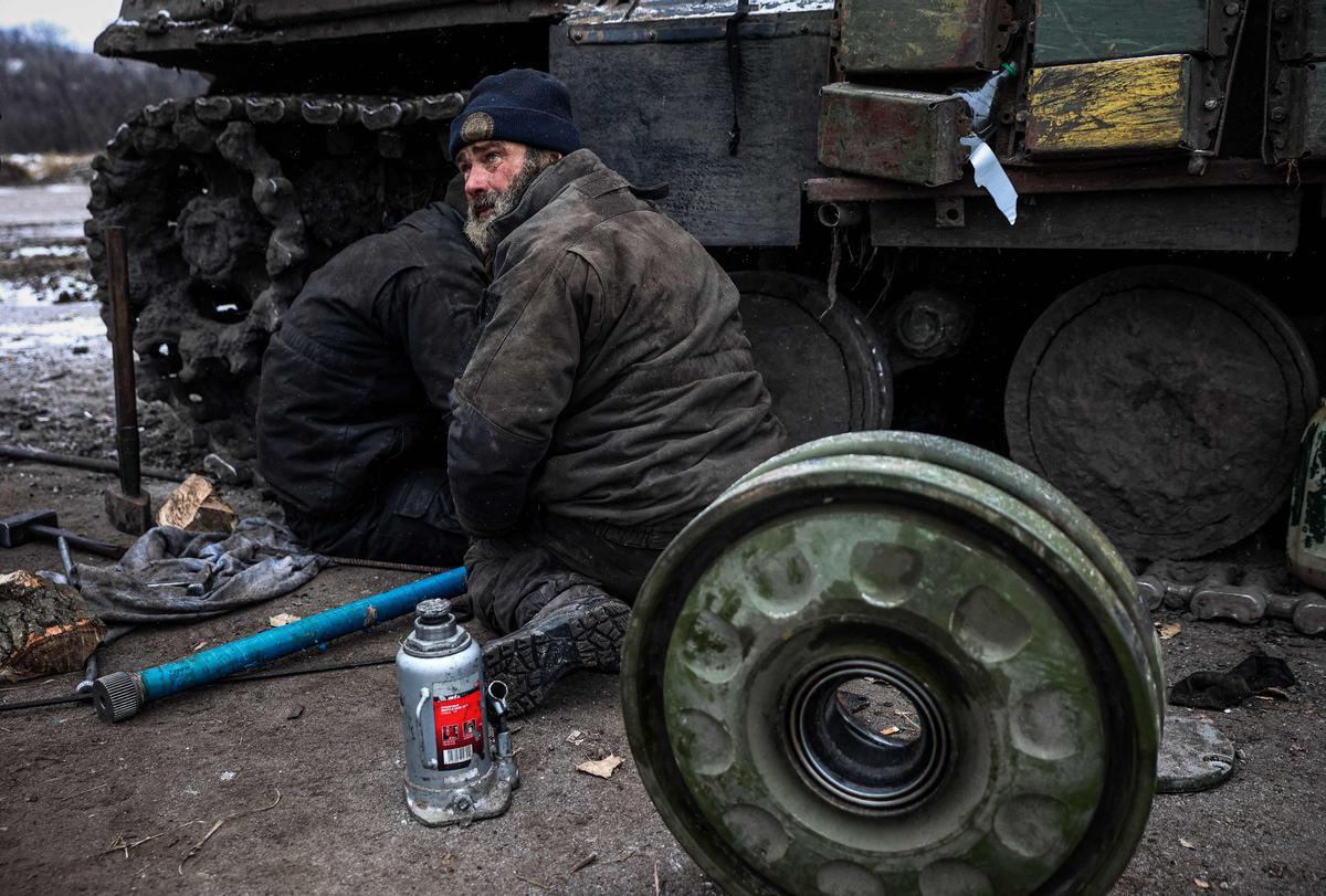 Militares ucranianos cerca de la línea del frente cerca de Kreminna, región de Lugansk, el 12 de enero de 2023, en medio de la invasión rusa de Ucrania.