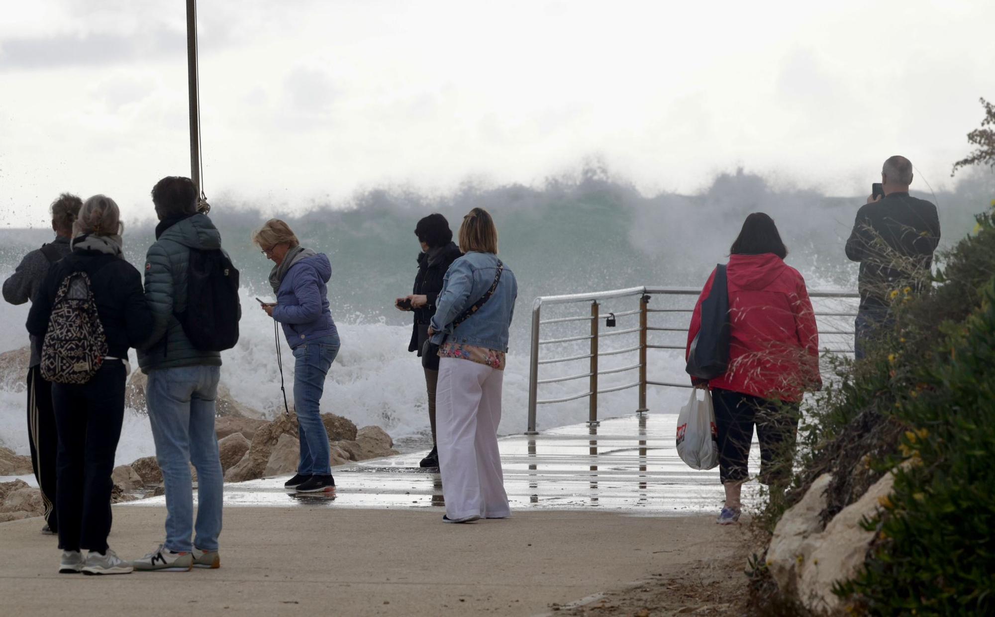 El temporal de Isaack golpea la playa del Postiguet y la Albufereta