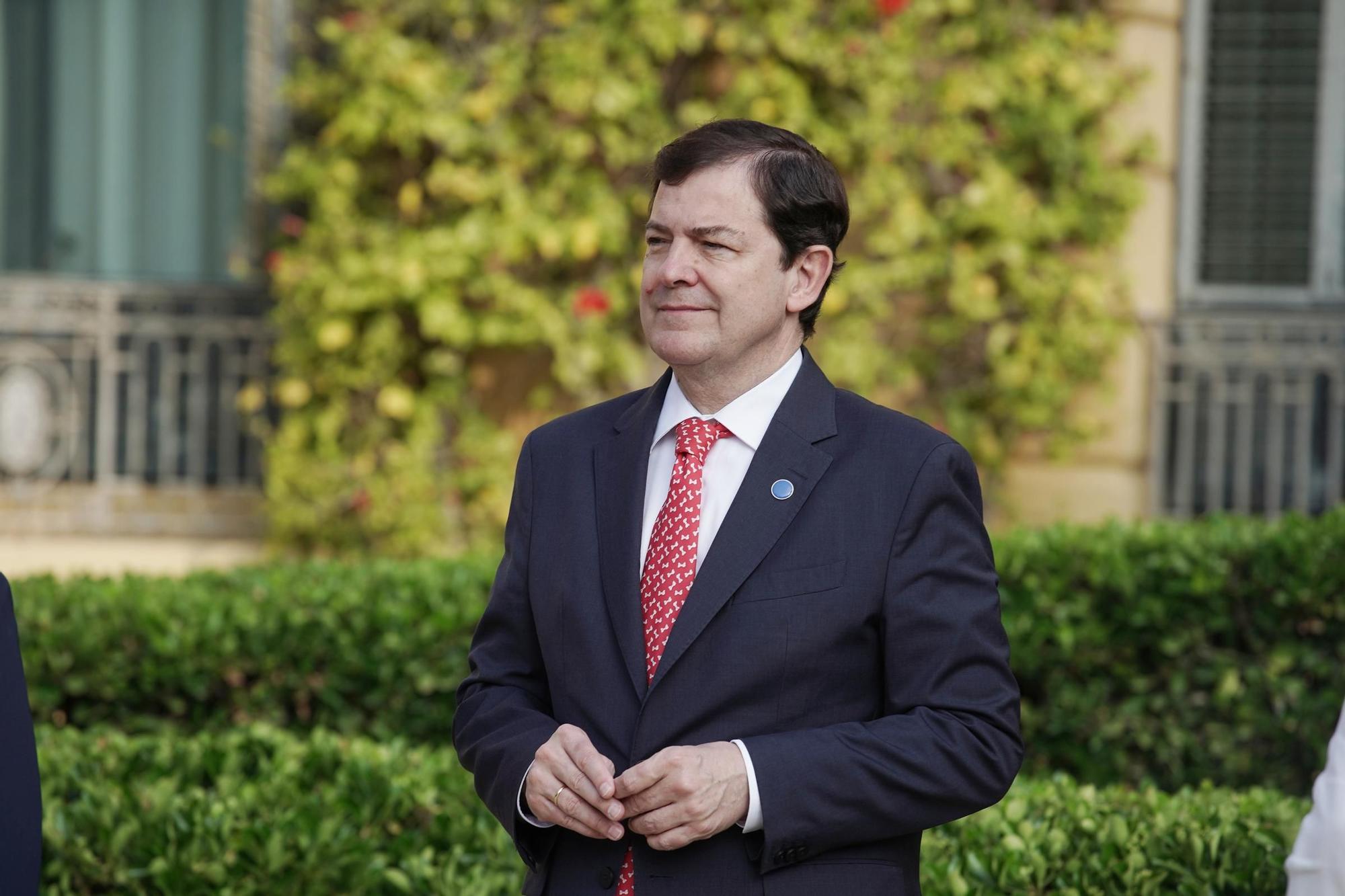 GALERÍA: La llegada del presidente Fernández Mañueco a la Conferencia de Presidentes, en imágenes
