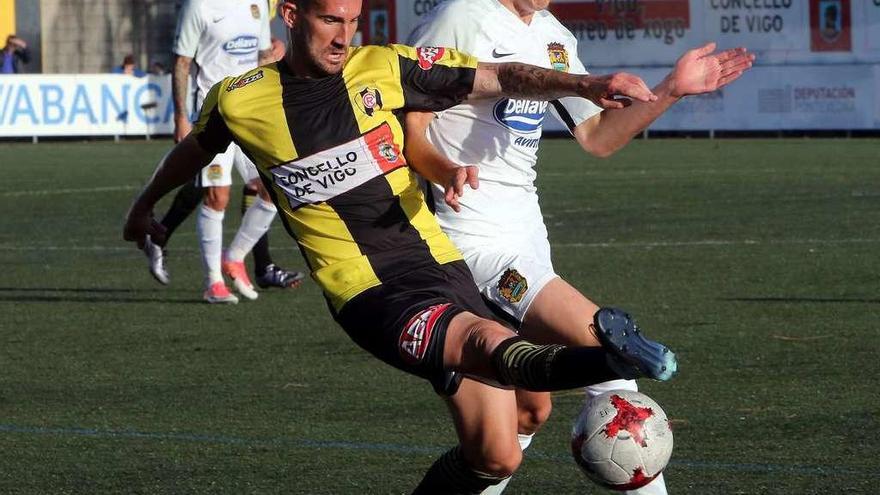 Óscar Sielva, autor del gol del Rápido, disputa un balón con un rival en un partido anterior. // Marta G. Brea