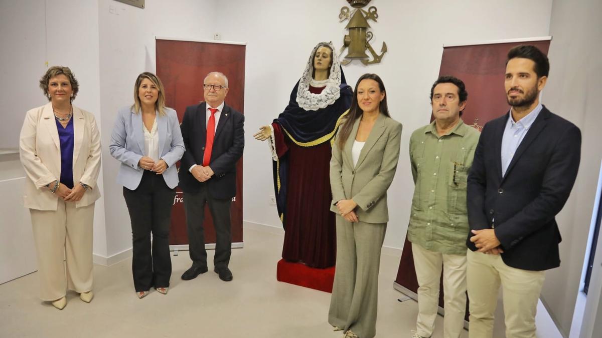 La imagen de la Madre de Dios, junto a las autoridades, antes de ser llevada este martes al taller.