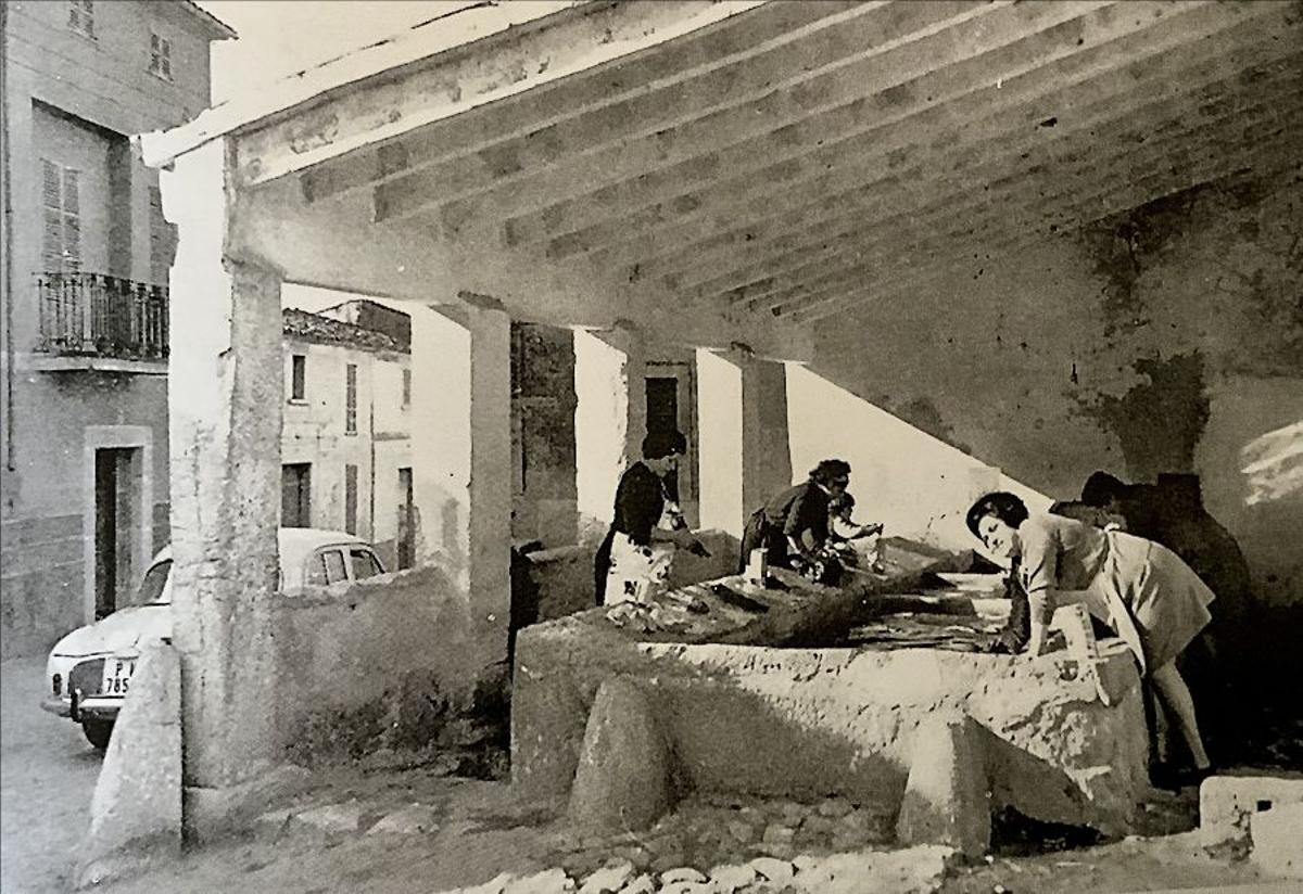 El agua tiene una importancia esencial en el desarrollo de los pueblos. En la imagen, mujeres haciendo la colada en Alaró.