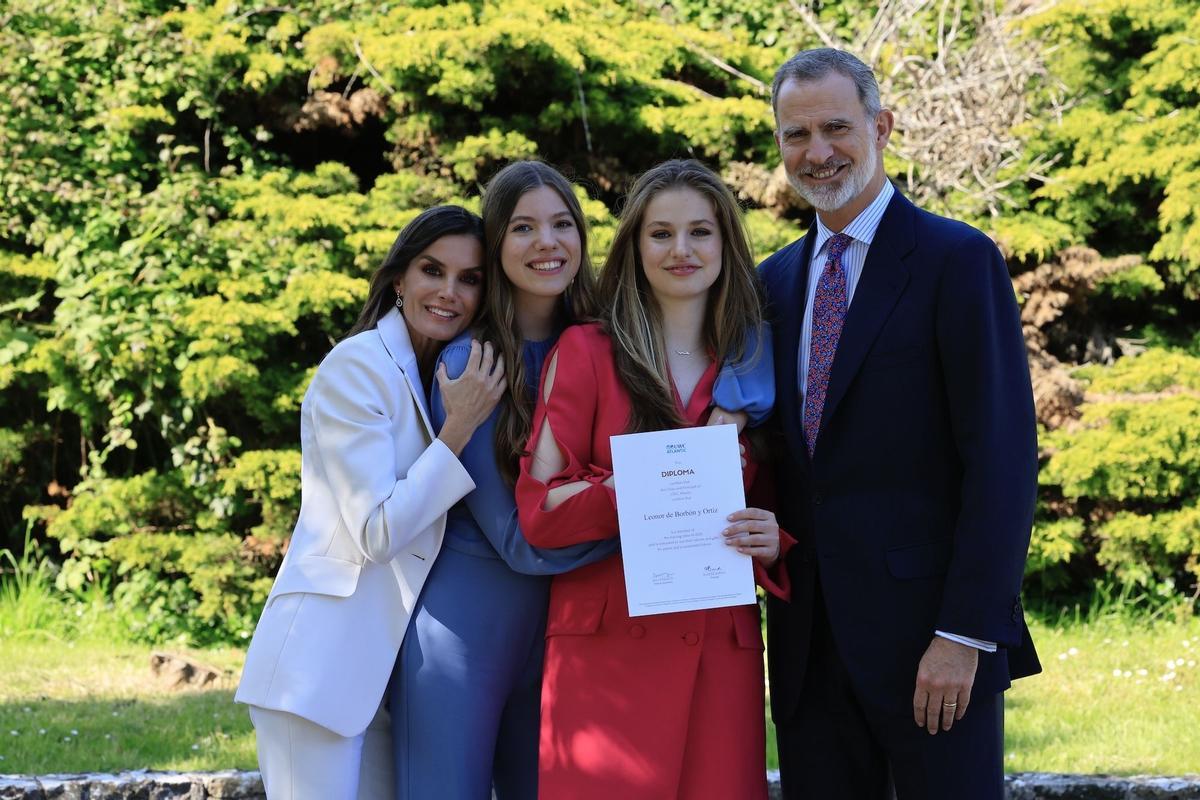 La Princesa Leonor en su graduación con sus padres y su hermana