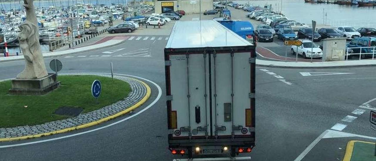 Una rotonda que trae de cabeza a los camiones. La glorieta que está en el entorno de la lonja es bastante justa de medidas. Que se lo digan a los camioneros que tienen que acceder al puerto o a los que se equivocan de dirección y luego tienen que maniobrar para deshacer el entuerto. Gonzalo Núñez