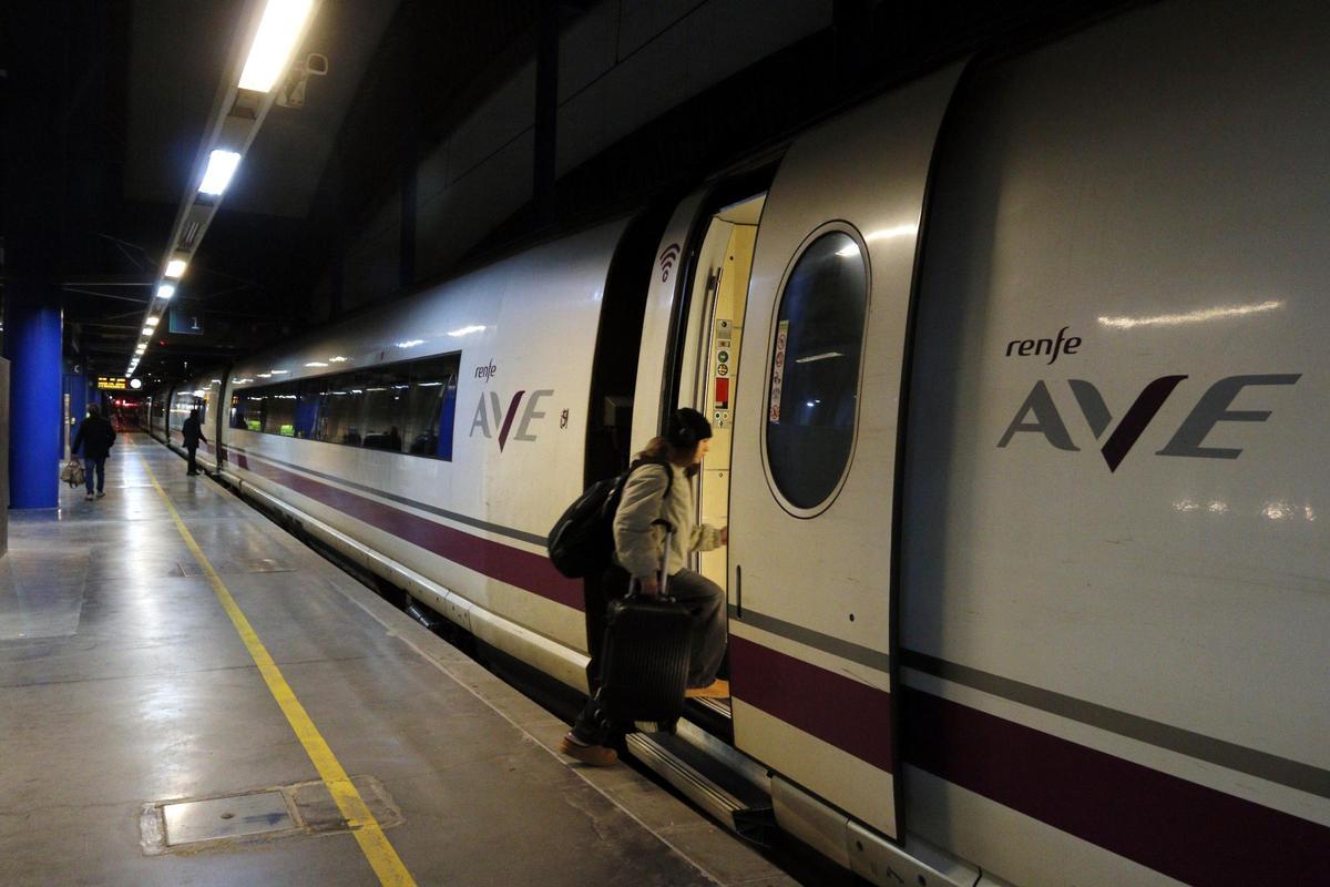 Una passatgera puja a un tren AVE Lleida-Madrid que ha sortit amb 50 minuts de retard
