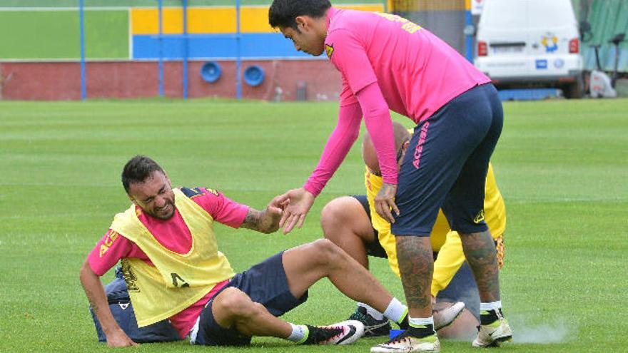 Momo, auxiliado por Araujo, tras recibir, ayer, una entrada de Wakaso.