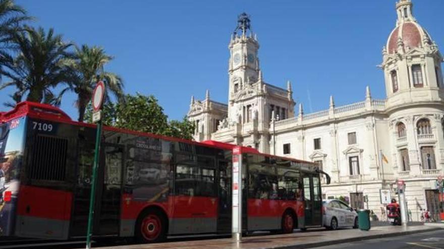 Un autobús de la EMT en la plaza del Ayuntamiento de València.