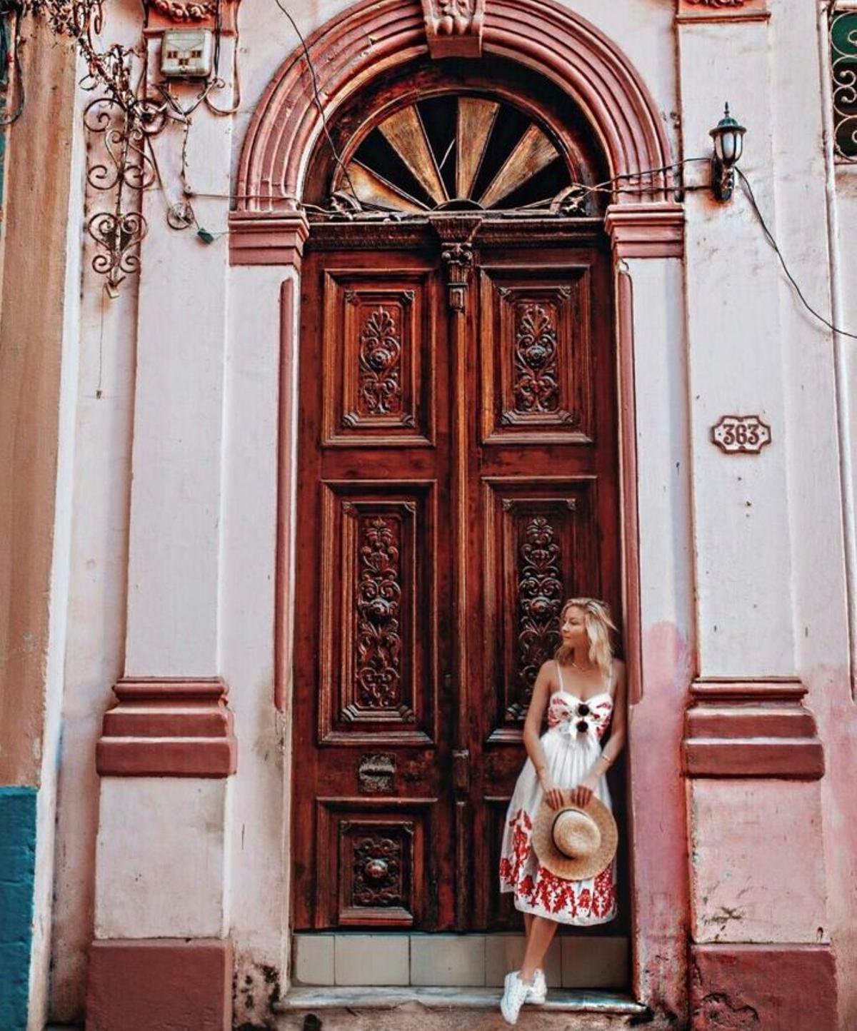 Looks blancos: vestido con bordados rojos