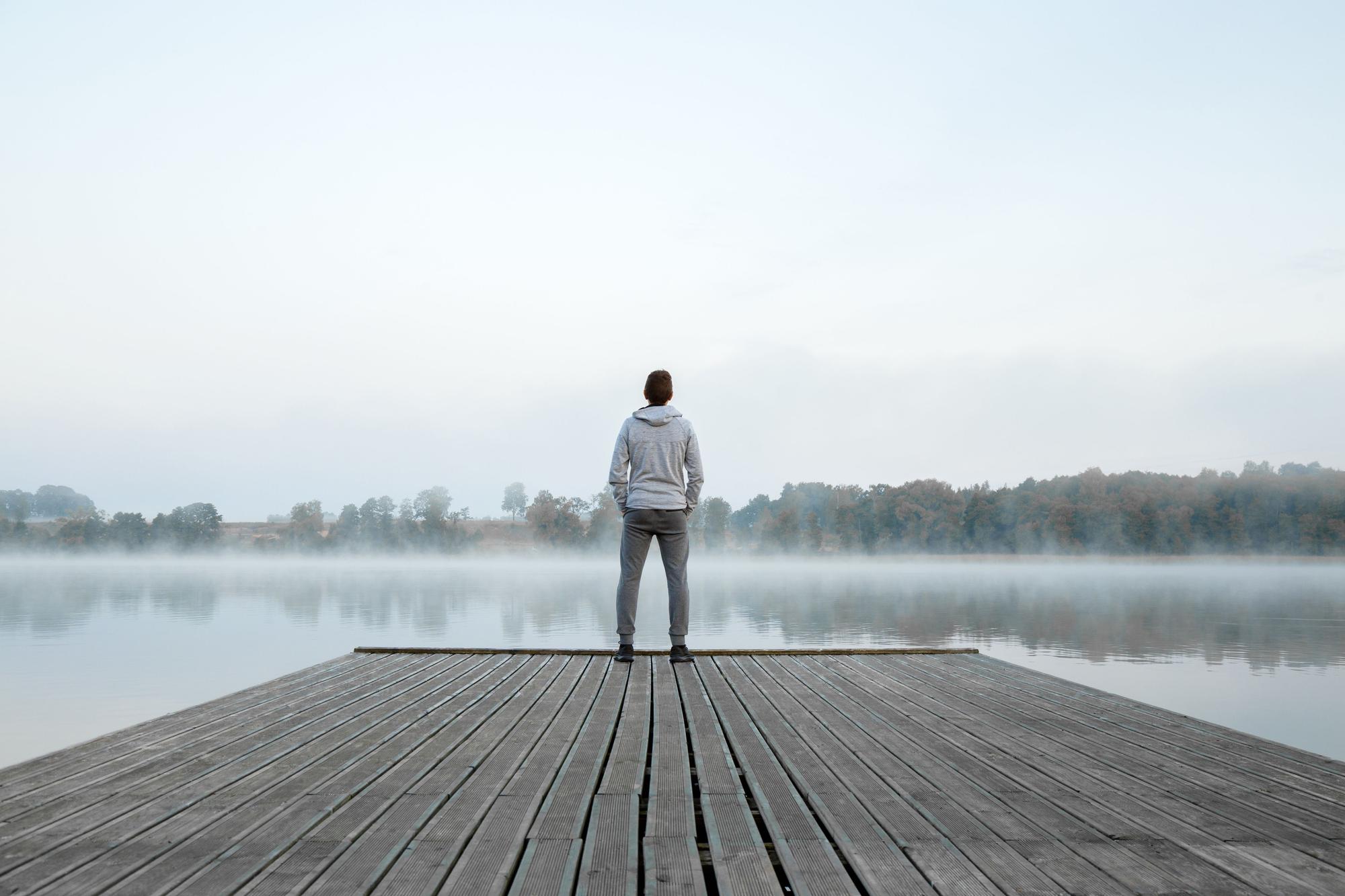 Un hombre contempla el horizonte.