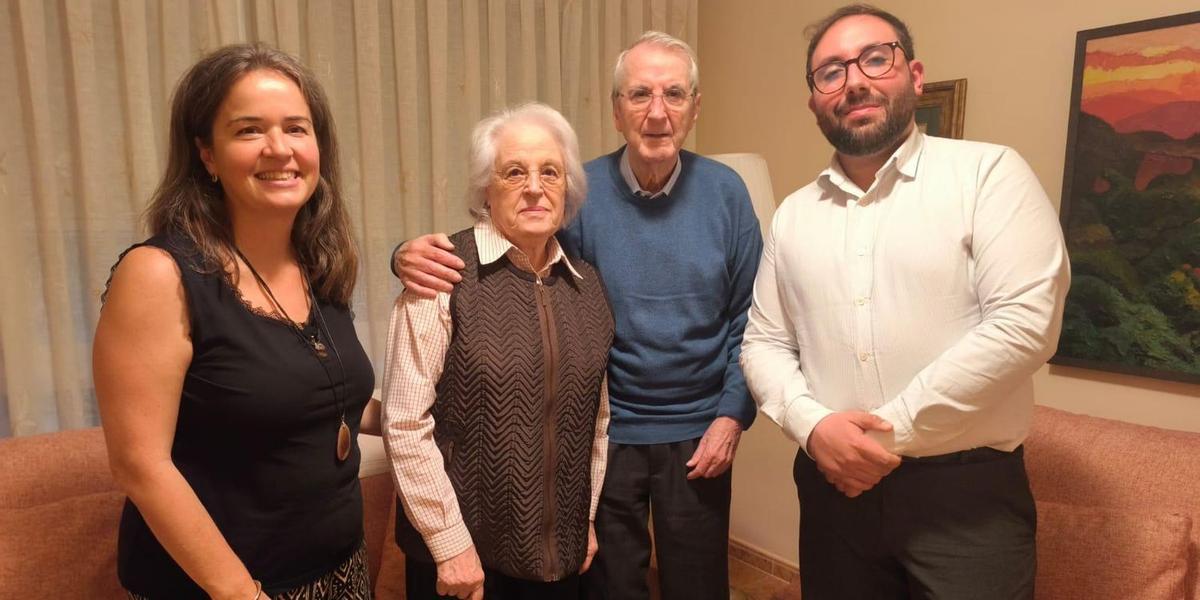 El compositor vila-realenc Rafael Beltrán, amb la seua esposa, Carmen Janés; l'arxiver local, Miguel Ramos; i una tècnica de l'Arxiu Municipal.