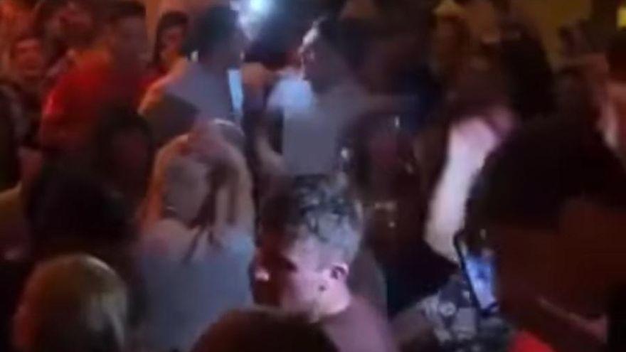Doscientos jóvenes bailan agolpados y sin mascarilla en una discoteca