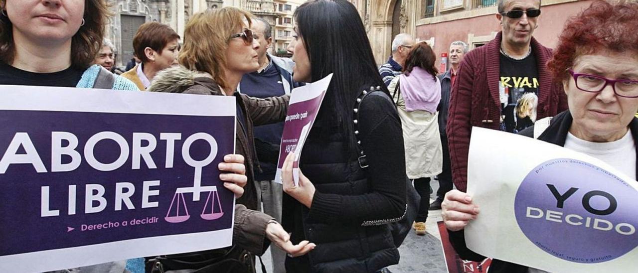 Concentración a favor del aborto en la plaza Belluga de Murcia. | L.O.