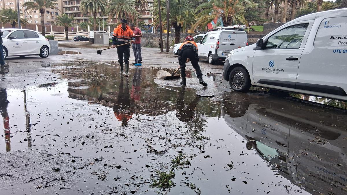 Operarios trabajan en el Parque La Granja