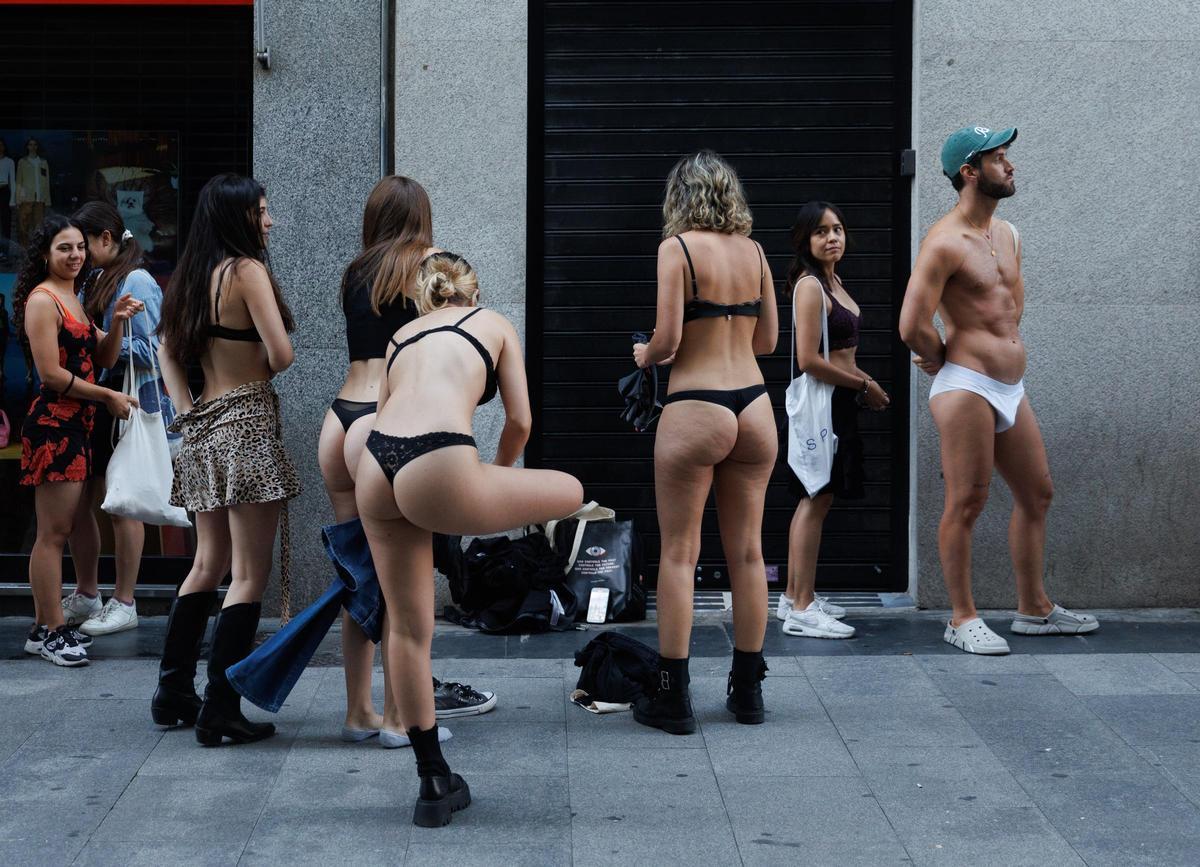 Mujeres en ropa interior en la calle sales