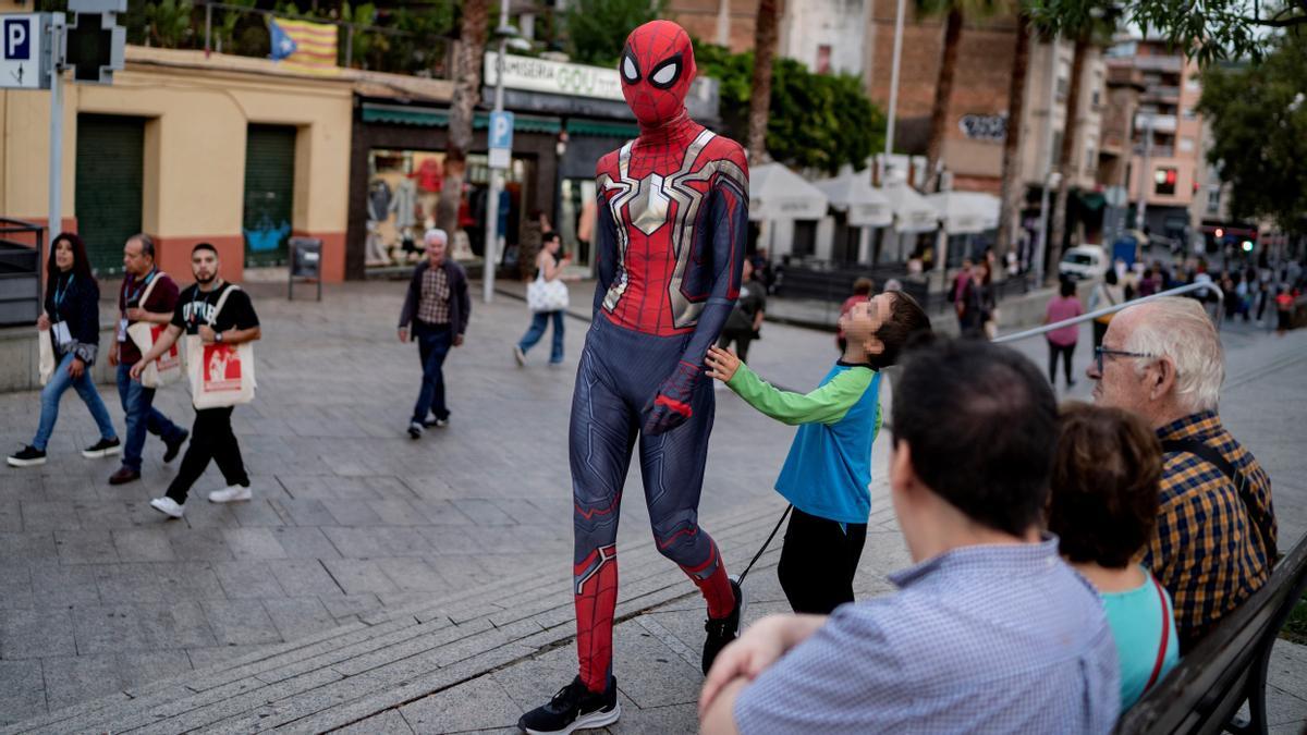 El Spiderman de Santako se pasea por la plaza de la Vila de Santa Coloma.