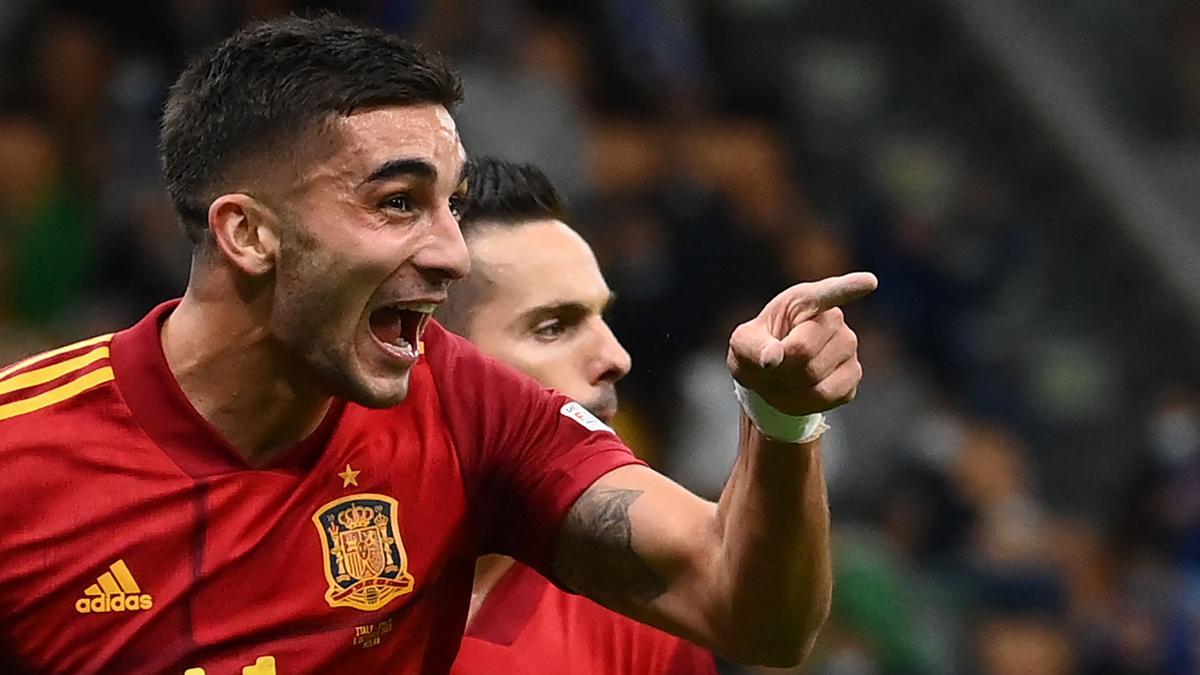 Ferran Torres celebra un gol con la selección española absoluta