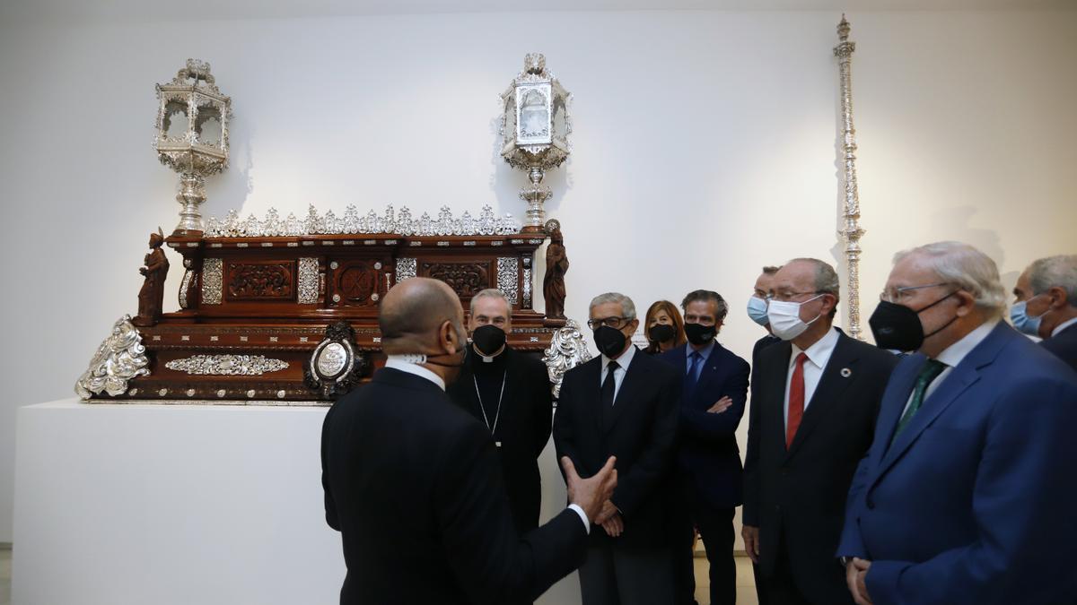 Francisco de la Torre, Manuel Azuaga, Braulio Medel y Francisco González de Lara, entre otros, visitan la exposición del Palacio Episcopal