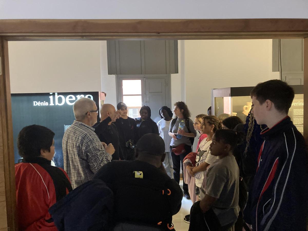 Los visitantes alemanes en la Casa de la Marquesa atendiendo a la visita al Museu Arqueològic.