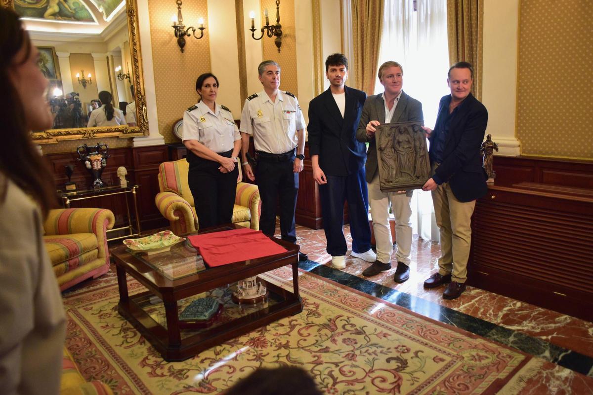 Ignacio Gragera, alcalde, y Rubén Galea, concejal de Patrimonio Histórico, (a la derecha), junto a José Ramón González, descubridor de la placa en Madrid, y responsables de la Policía Nacional en Extremadura.