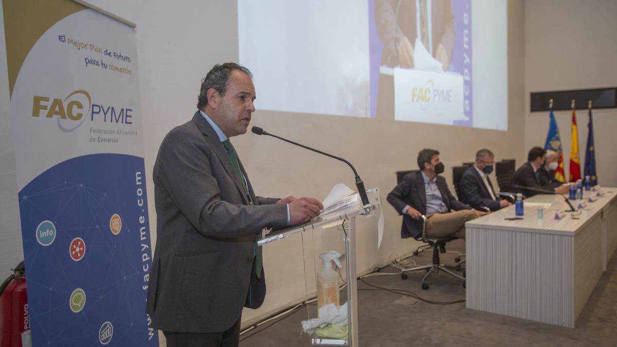 Carlos Baño pronunciando su discurso ante las autoridades.