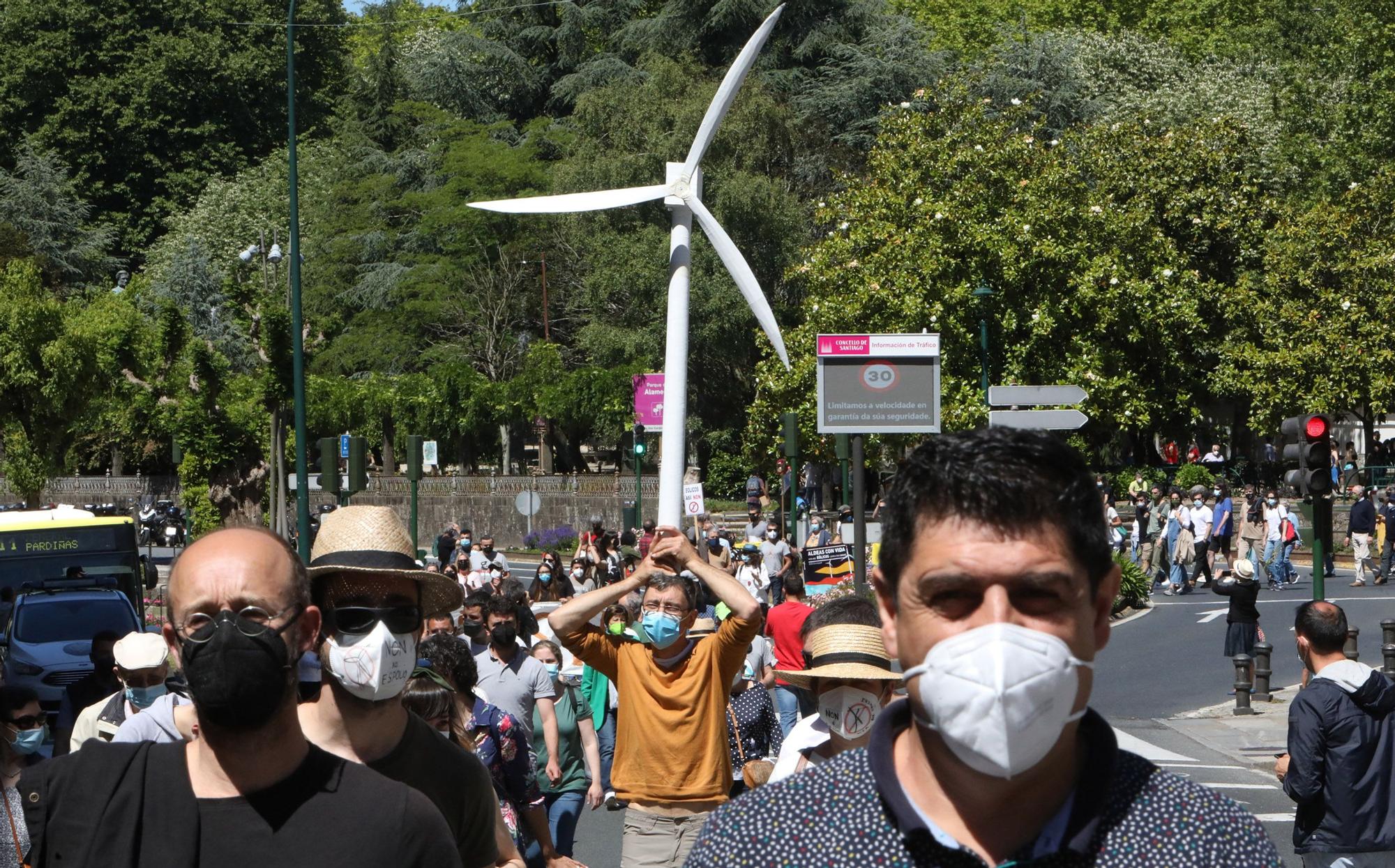 Una multitudinaria marcha recorre Santiago para exigir "un nuevo modelo eólico" y la paralización de proyectos